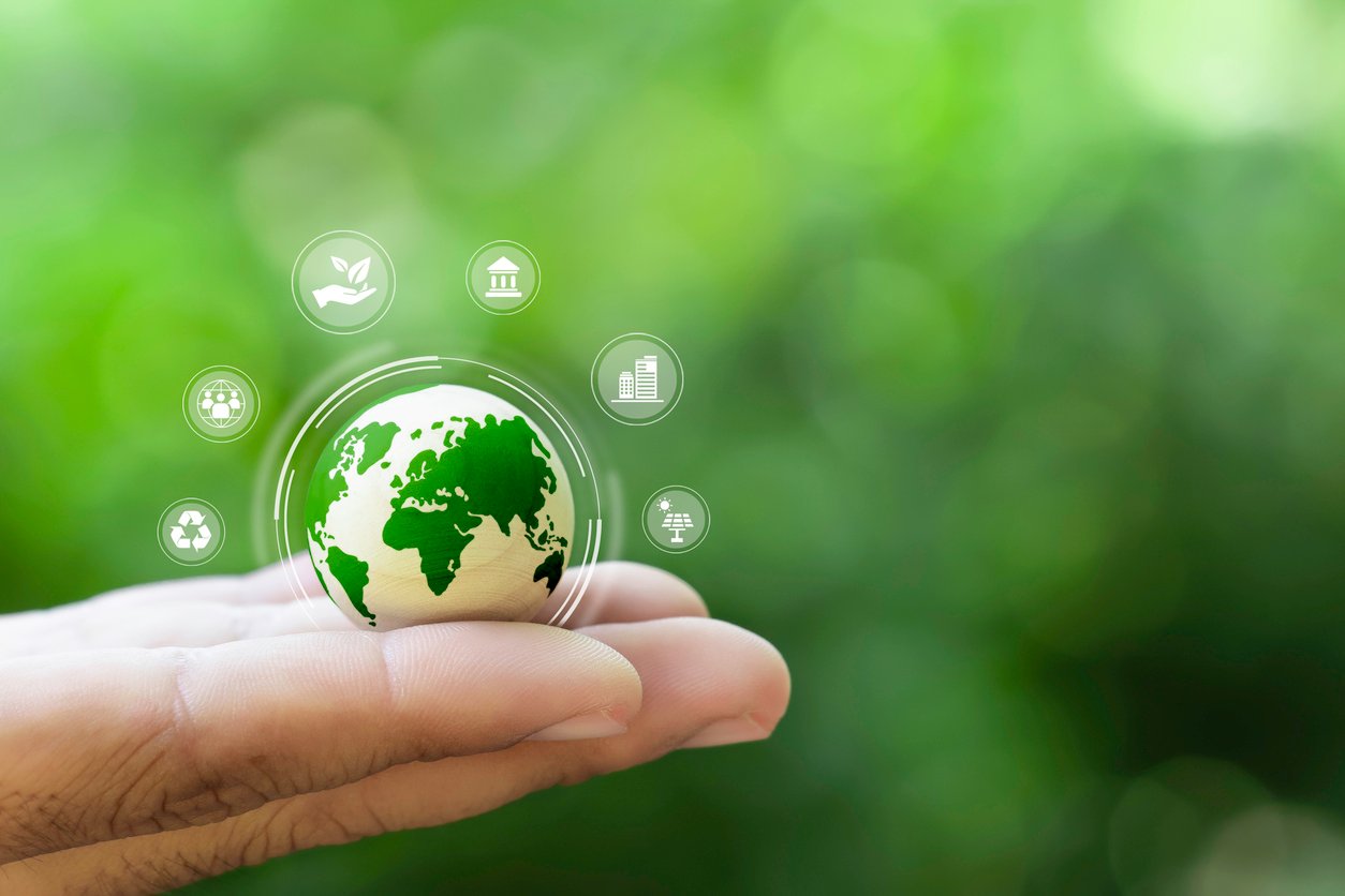 Biometanas: Globe on hand and ESG icon for Environment Social, Governance and Business cooperation for World sustainable environment social governance concept.. Biometano stotelių žemėlapis Lietuvoje