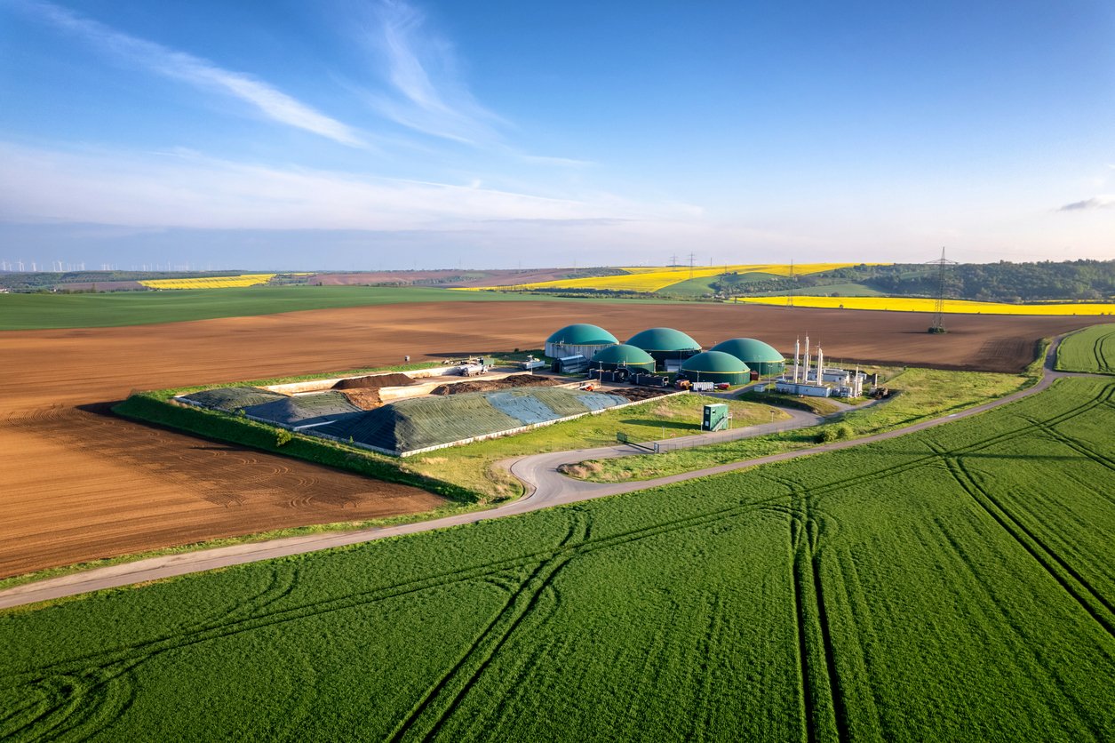 Biometanas: Modern biogas plant between fields in a rural region. Biometano stotelių žemėlapis Lietuvoje