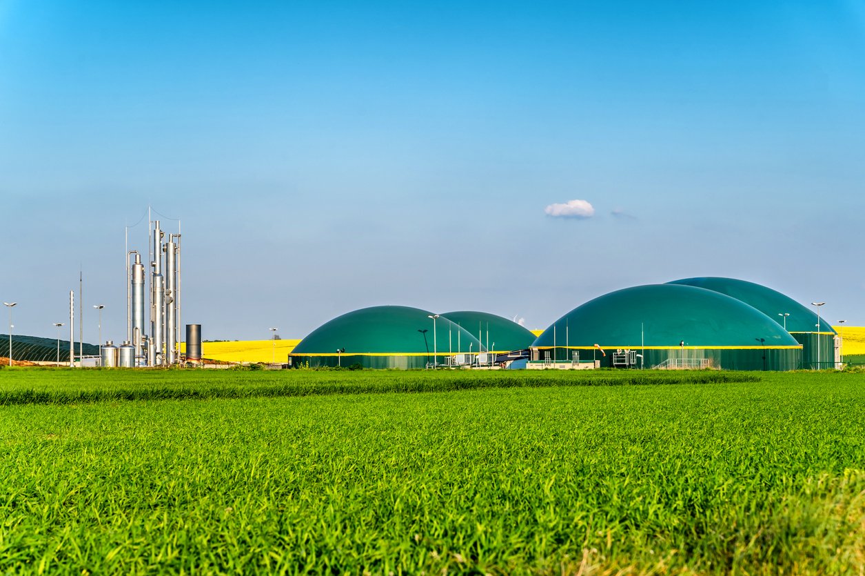Modern biogas plant between several fields in rural region | Biometanas Lietuvos transportui Biometanas: Modern biogas plant between several fields in rural region. Biometano stotelių žemėlapis Lietuvoje