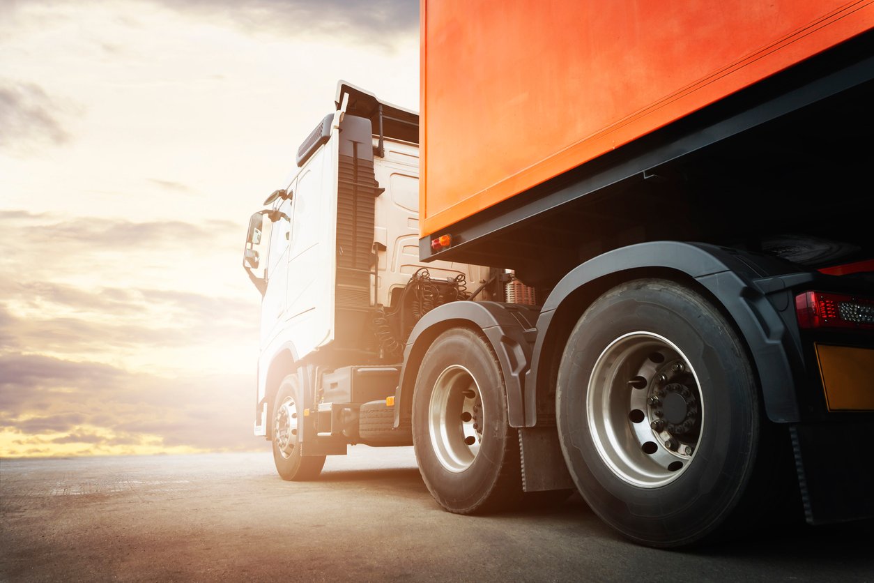 Biometanas: Semi Trailer Truck A Parking at Sunset Sky. Industry Road Freight Truck. Logistic and Cargo Transport Concept.. Biometano stotelių žemėlapis Lietuvoje